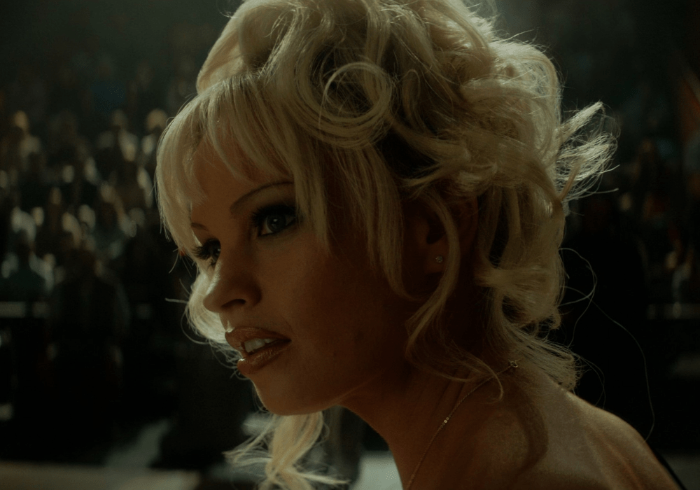 Lily James come Pamela Anderson nella serie Pam & Tommy (2022) su Disney + che parla del sex tape di Pamela Anderson e Tommy Lee