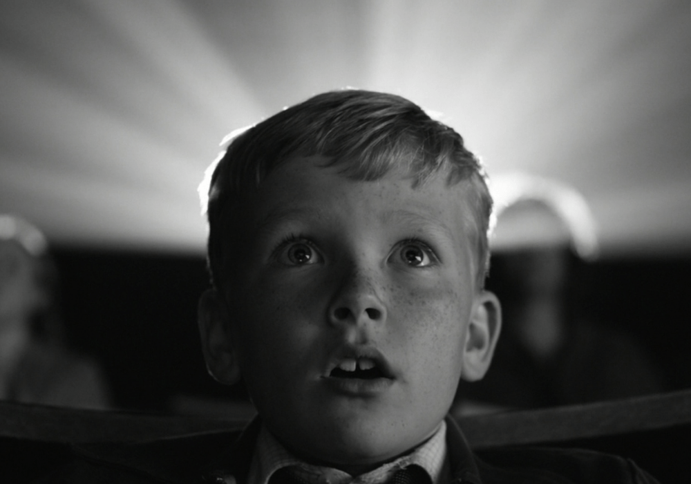 Jude Hill in una scena del film Belfast (2021) film di Kenneth Branagh candidato agli oscar 2022