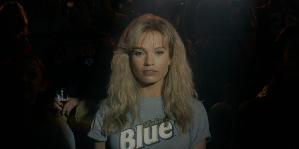 Lily James come Pamela Anderson nella serie Pam & Tommy (2022) su Disney + che parla del sex tape di Pamela Anderson e Tommy Lee