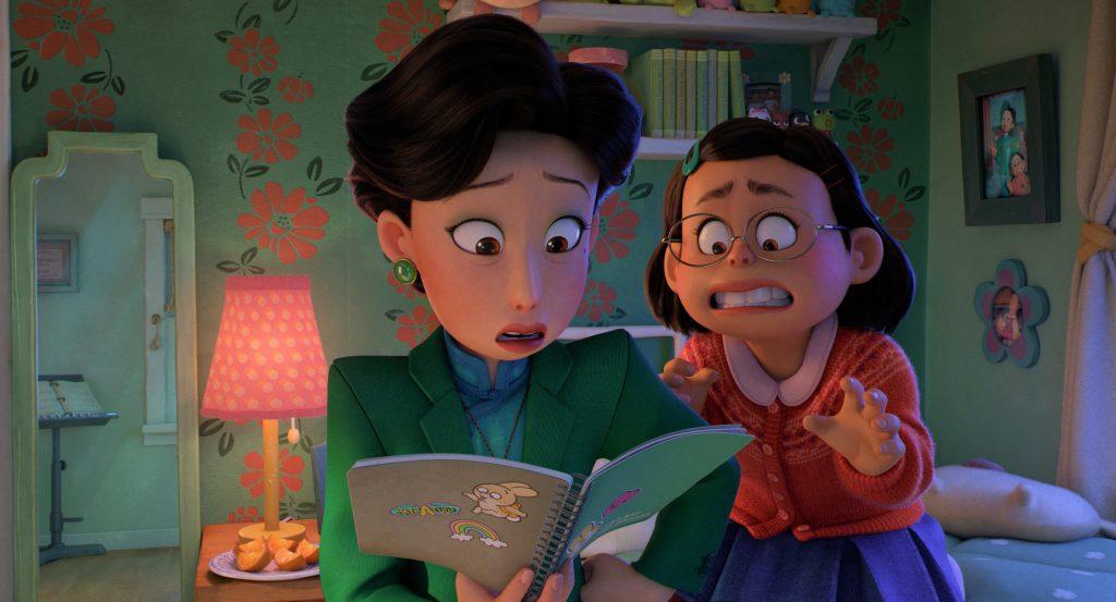 Mei (Rosalie Chiang) e la madre Ming (Sandra Oh) in una scena del film Red (2022) di Pixar Animation Studio su Disney+ dall'11 Marzo