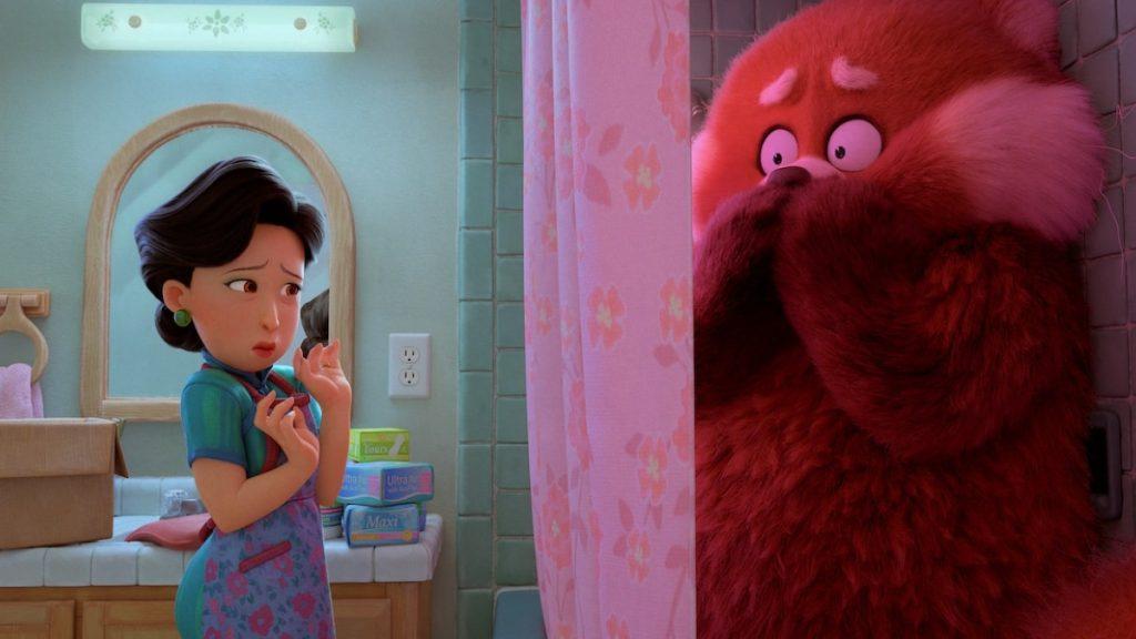 Mei (Rosalie Chiang) e la madre Ming (Sandra Oh) in una scena del film Red (2022) di Pixar Animation Studio su Disney+ dall'11 Marzo