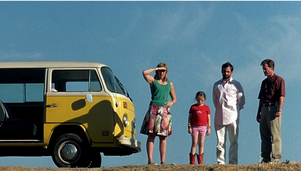 Abigail Breslin, Toni Colette, Steve Carelle e Greg Kinnear in una scena del film Little miss sunshine (2006)