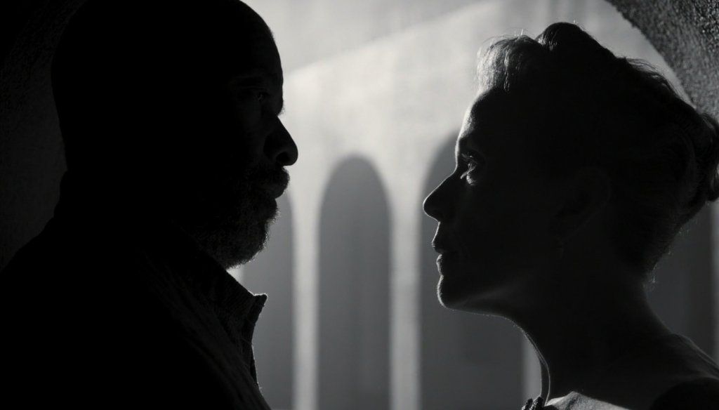 Denzel Washington e Frances McDormand in una scena del film Macbeth (2021) di Joel Cohen candidato all'oscar in streaming su Apple TV+