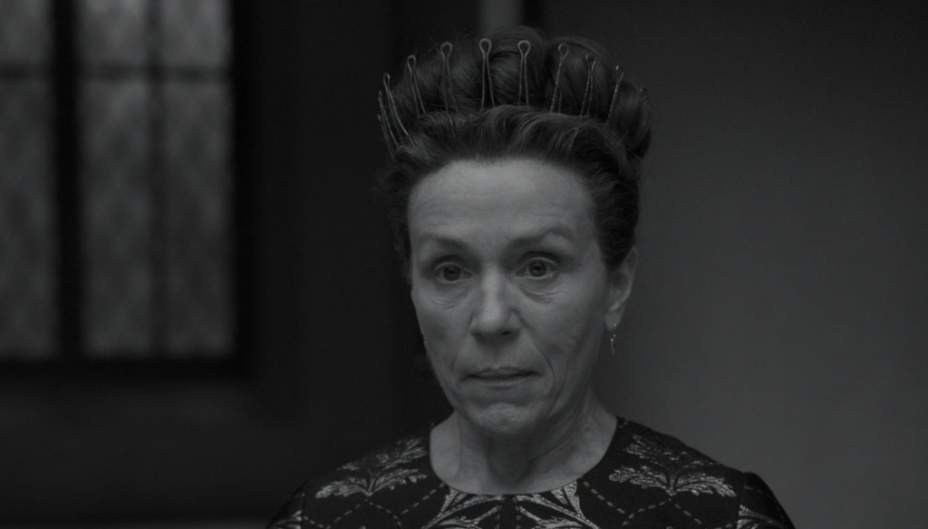 Frances McDormand in una scena del film Macbeth (2021) di Joel Cohen candidato all'oscar in streaming su Apple TV+