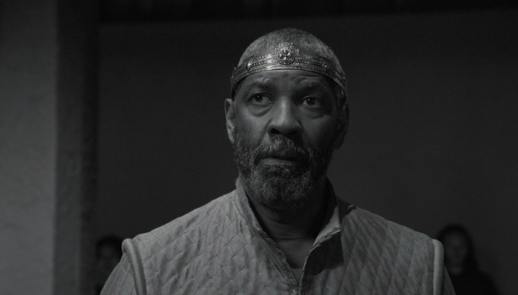 Denzel Washington in una scena del film Macbeth (2021) di Joel Cohen candidato all'oscar in streaming su Apple TV+