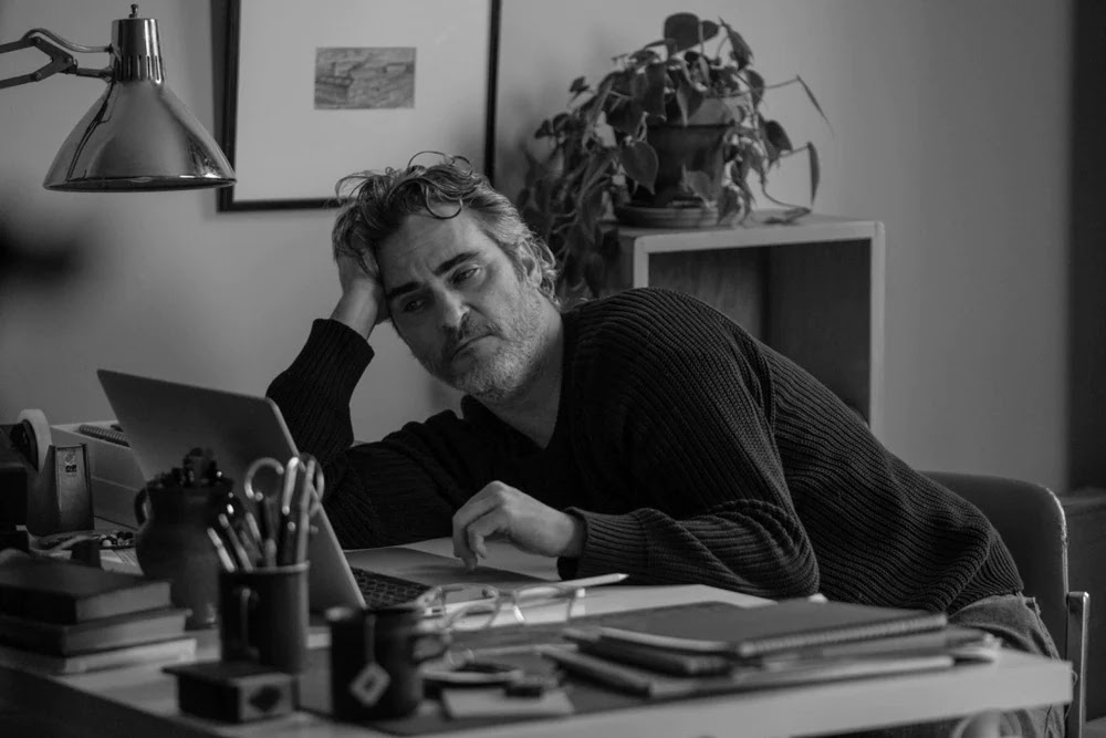 Joaquin Phoenix in una scena del film C'mon C'mon (2021) di Mark Mills, prodotto dalla A24 dal 7 aprile al cinema