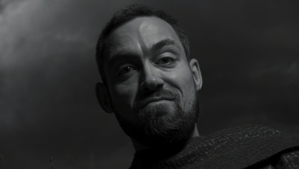 Alex Hassell in una scena del film Macbeth (2021) di Joel Cohen candidato all'oscar in streaming su Apple TV+
