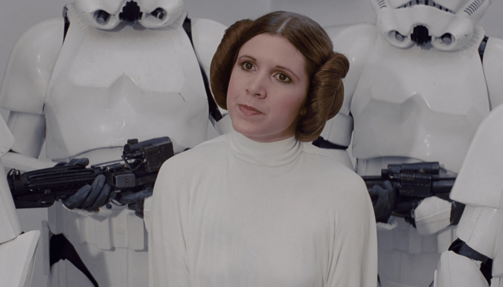 Carrie Fisher in una scena del film Star Wars: Una nuova speranza (1977) diretto da George Lucas