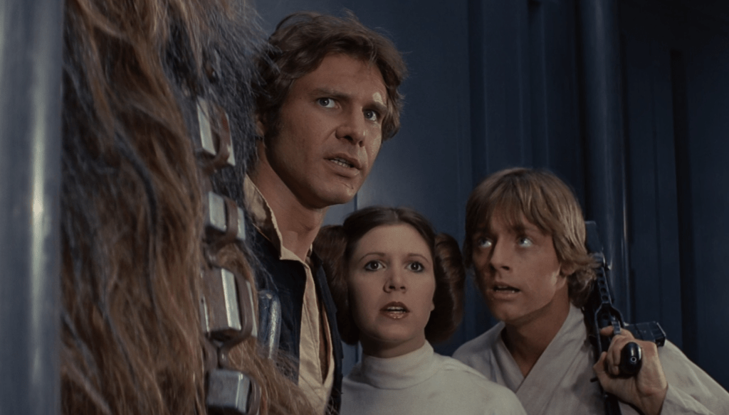 Harrison Ford, Carrie Fisher e Mark Hamill in una scena del film Star Wars: Una nuova speranza (1977) diretto da George Lucas