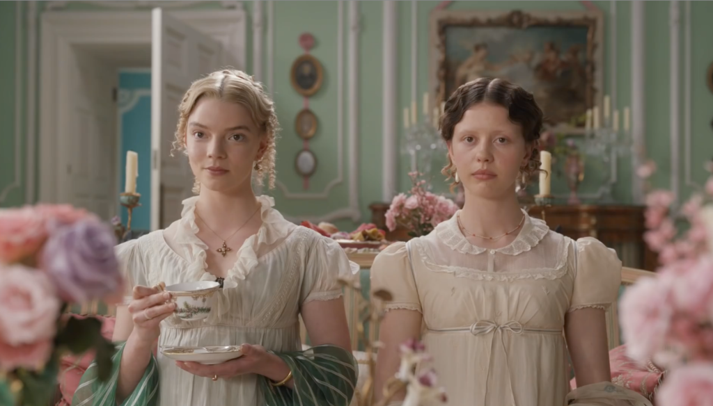 Mia Goth e Anya Taylor Joy in una scena del film Emma. (2020) diretto da Autumn de Wilde e tratto dal romanzo di Jane Austen