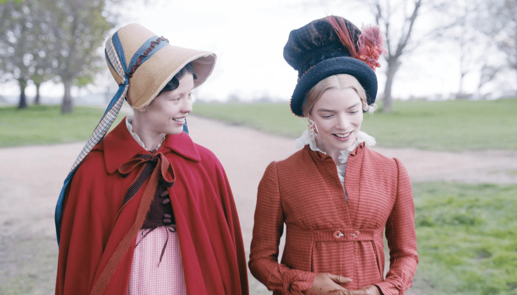 Mia Goth e Anya Taylor Joy in una scena del film Emma. (2020) diretto da Autumn de Wilde e tratto dal romanzo di Jane Austen