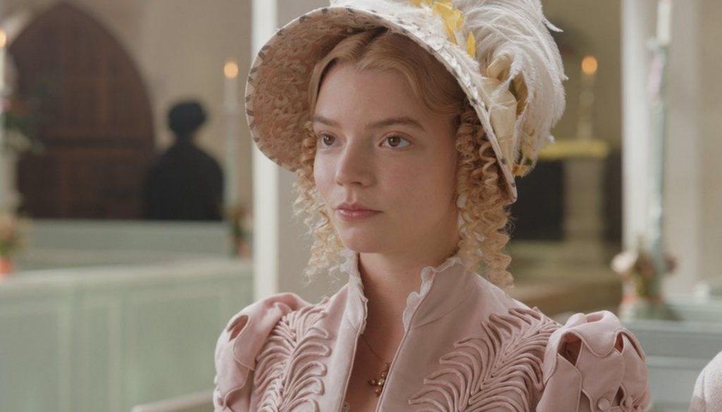 Anya Taylor Joy in una scena del film Emma. (2020) diretto da Autumn de Wilde e tratto dal romanzo di Jane Austen