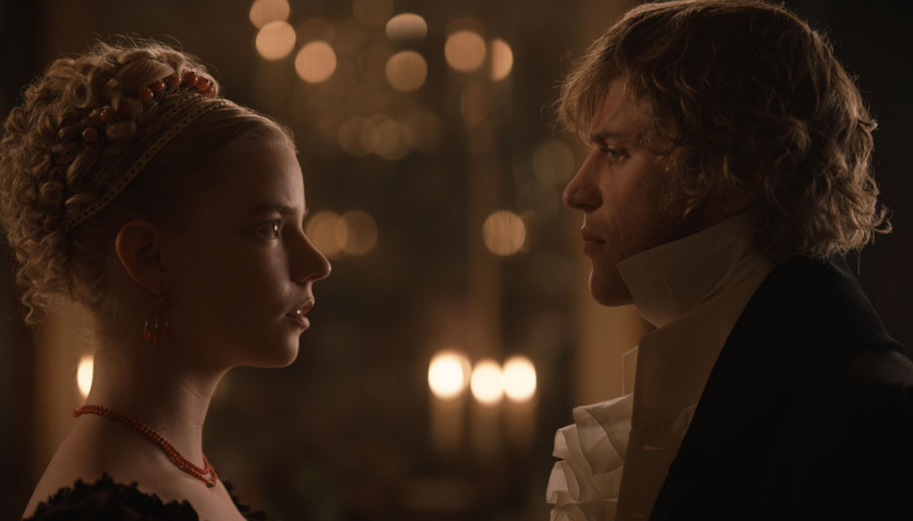 Johnny Flynn e Anya Taylor Joy in una scena del film Emma. (2020) diretto da Autumn de Wilde e tratto dal romanzo di Jane Austen