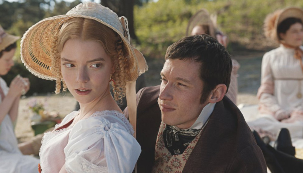 Callum Turner e Anya Taylor Joy in una scena del film Emma. (2020) diretto da Autumn de Wilde e tratto dal romanzo di Jane Austen