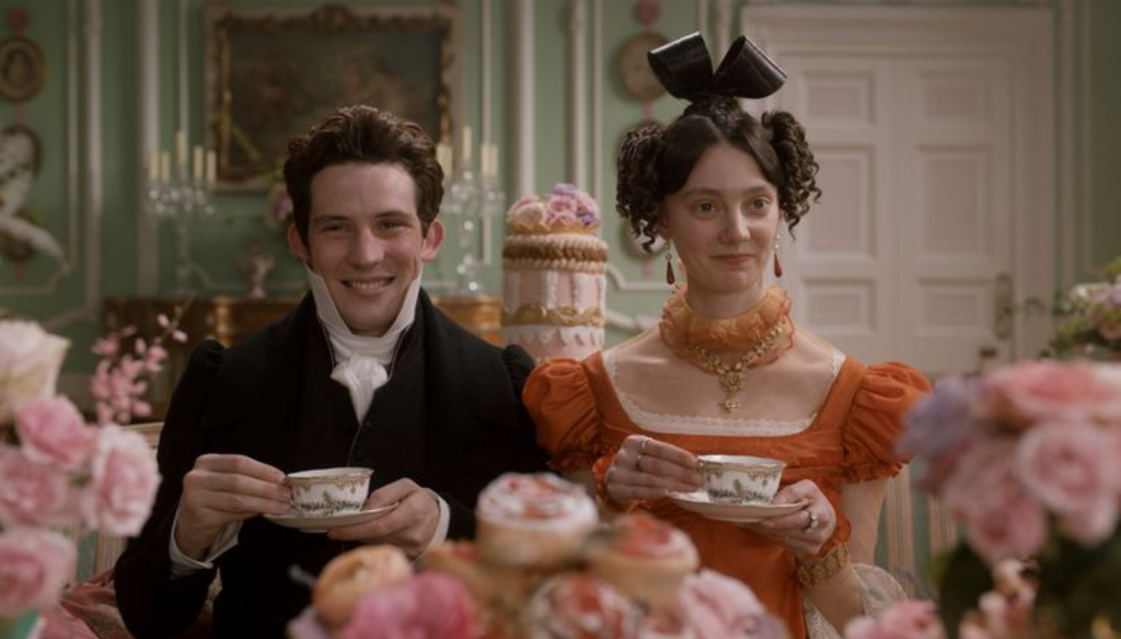 Josh O'Connor e Tanya Reynolds in una scena del film Emma. (2020) diretto da Autumn de Wilde e tratto dal romanzo di Jane Austen