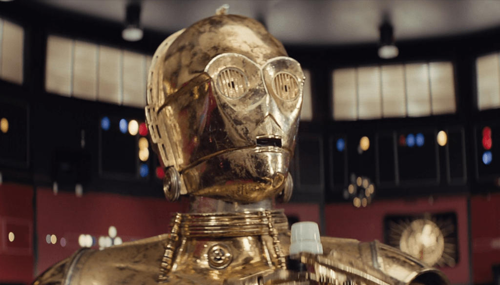 Anthony Daniels nei panni di C-3PO in una scena del film Star Wars: Una nuova speranza (1977) diretto da George Lucas