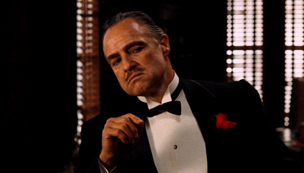 Marlon Brando nei panni di Vito Corleone in una scena di Il Padrino (1972) di Francis Ford Coppola
