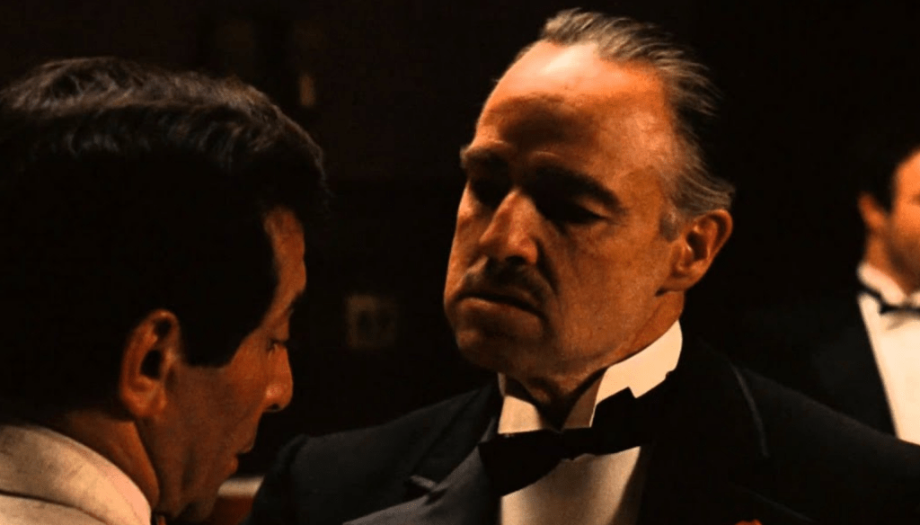 Marlon Brando nei panni di Vito Corleone in una scena di Il Padrino (1972) di Francis Ford Coppola