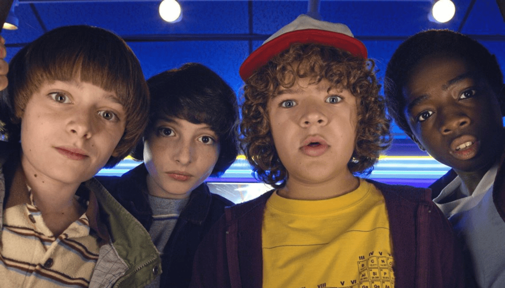 Noah Schnapp, Finn Wolfhard, Gaten Matarazzo e Caleb McLaughlin in una scena di Stranger Things 2 la seconda stagione di Stranger Things per Netflix