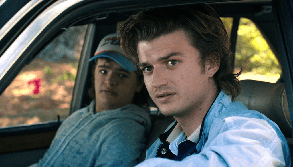 Joe Keery e Gaten Matarazzo in una scena di Stranger Things 2 la seconda stagione di Stranger Things per Netflix