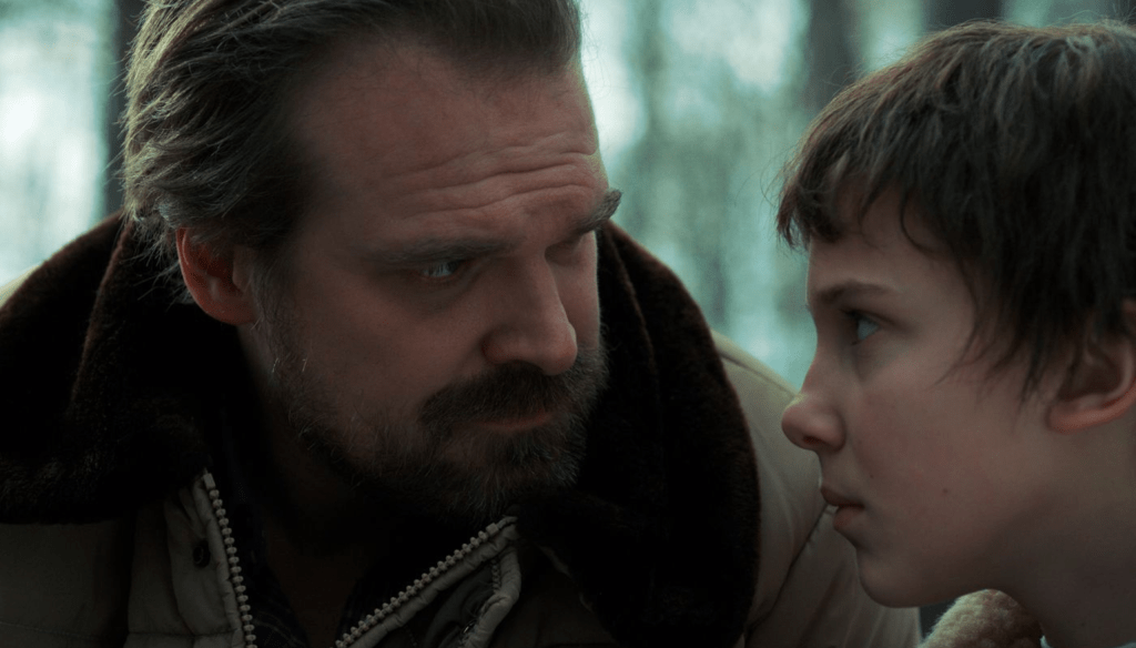 David Harbour e Millie Bobbie Brown in una scena di Stranger Things 2 la seconda stagione di Stranger Things per Netflix