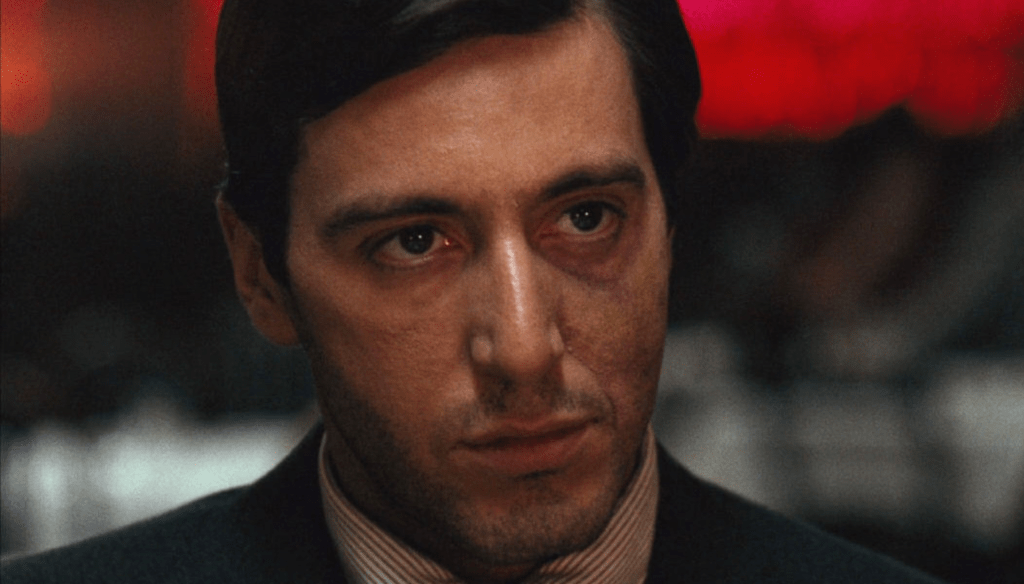 Al Pacino nei panni di Micheal Corleone in una scena de Il Padrino: Parte II (1974) diretto da Francis Ford Coppola