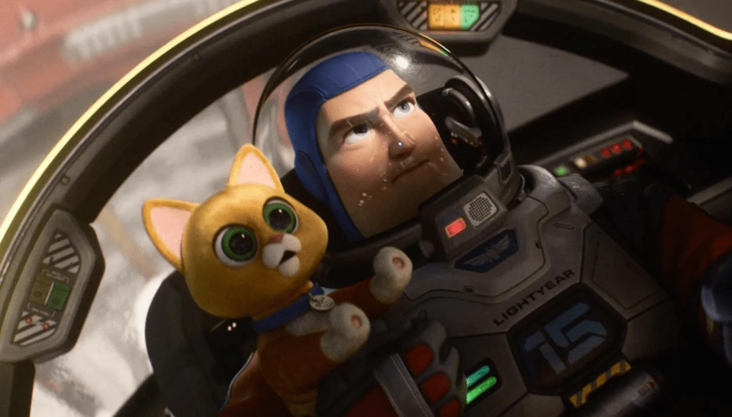 Lighyear e Sox in una scena di Lightyear (2022) nuovo film Disney Pixar 