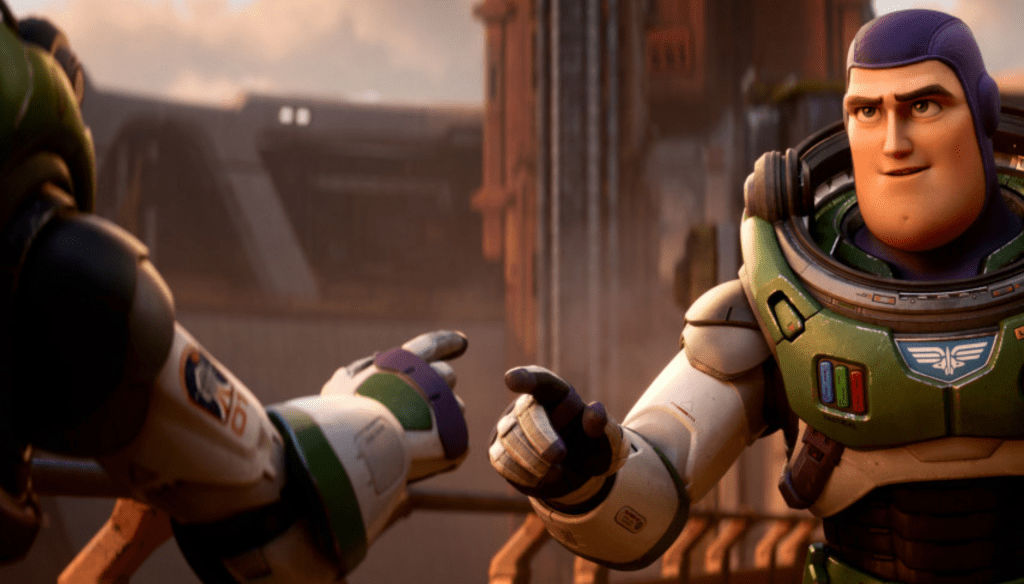 Lighyear e Sox in una scena di Lightyear (2022) nuovo film Disney Pixar 