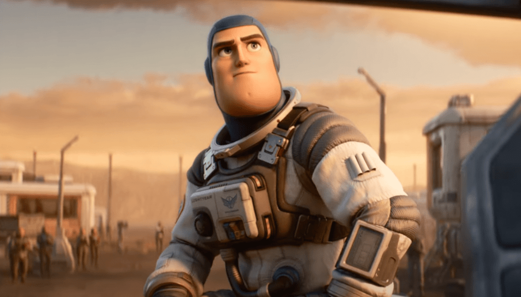 Lighyear in una scena di Lightyear (2022) nuovo film Disney Pixar 