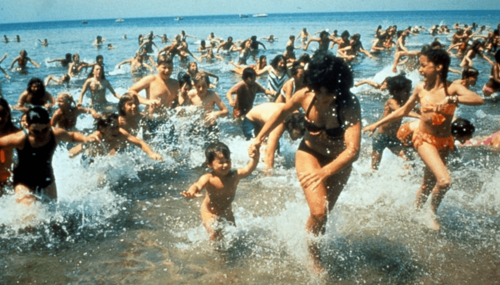 Folla che scappa dallo squalo in una scena di Lo Squalo (1975) di Steven Spielberg
