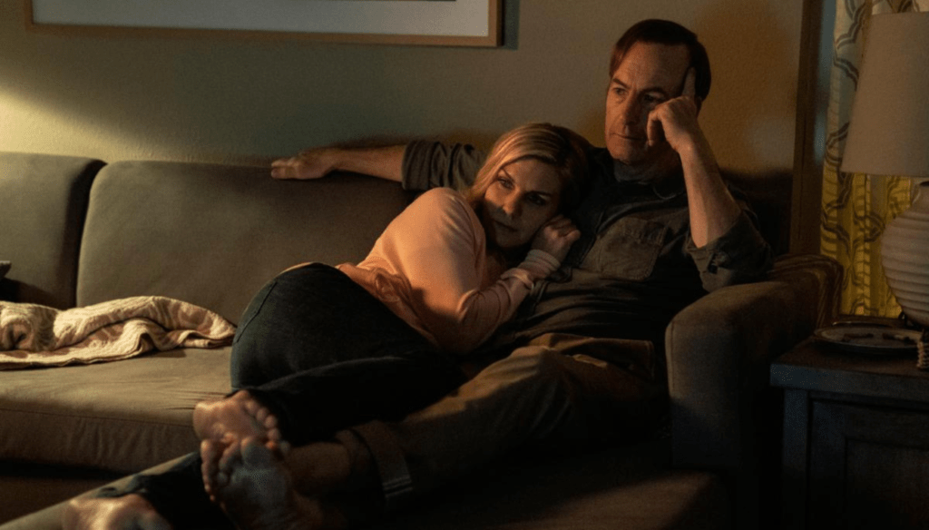 Bob Odenkirk e Rhea Seehorn in una scena di Better Call Saul, serie tv AMC in Italia distribuita da Netflix