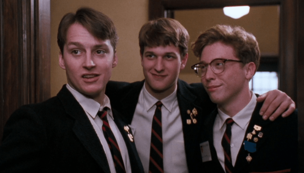Gale Hansen, Josh Charles e Allelon Ruggiero in una scena del film L'attimo fuggente (1988) di Peter Wier