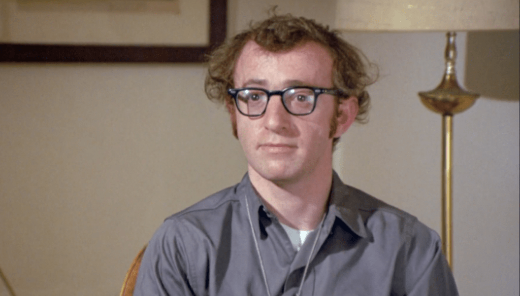 Woody Allen in una scena di Prendi i soldi e scappa (1969) di Woody Allen
