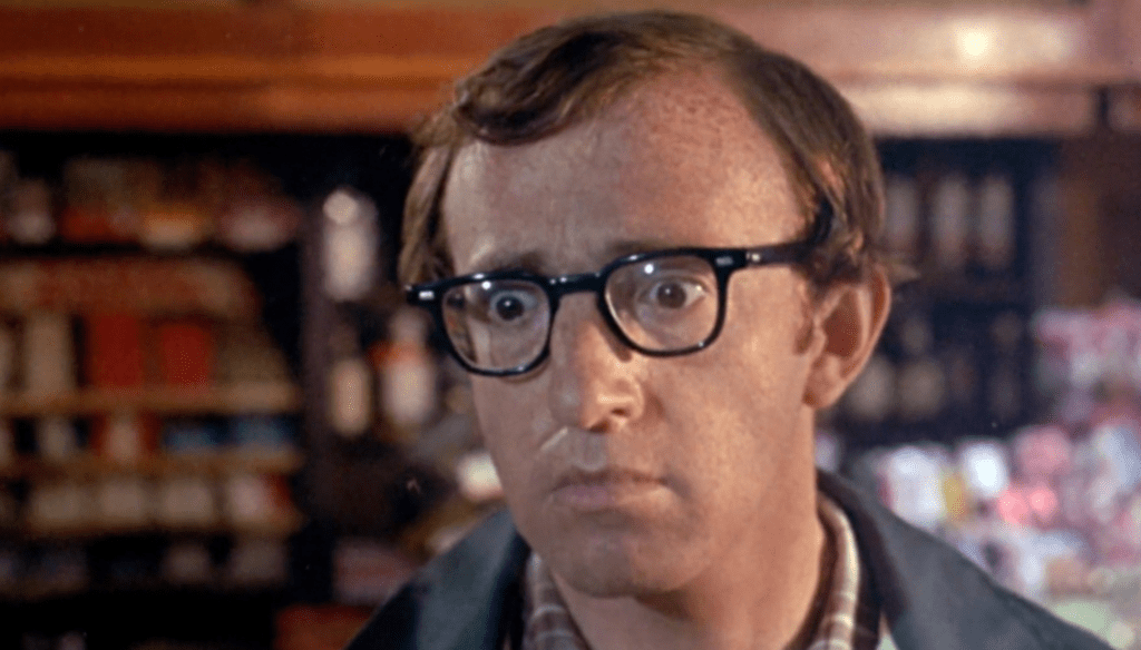 Woody Allen in una scena di Prendi i soldi e scappa (1969) di Woody Allen