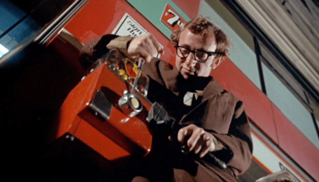 Woody Allen in una scena di Prendi i soldi e scappa (1969) di Woody Allen