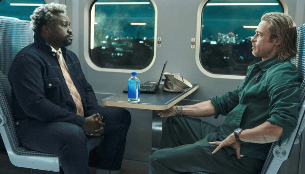 Brad Pitt e Brian Tyree Henry in una scena di Bullet train (2022) di David Leitch