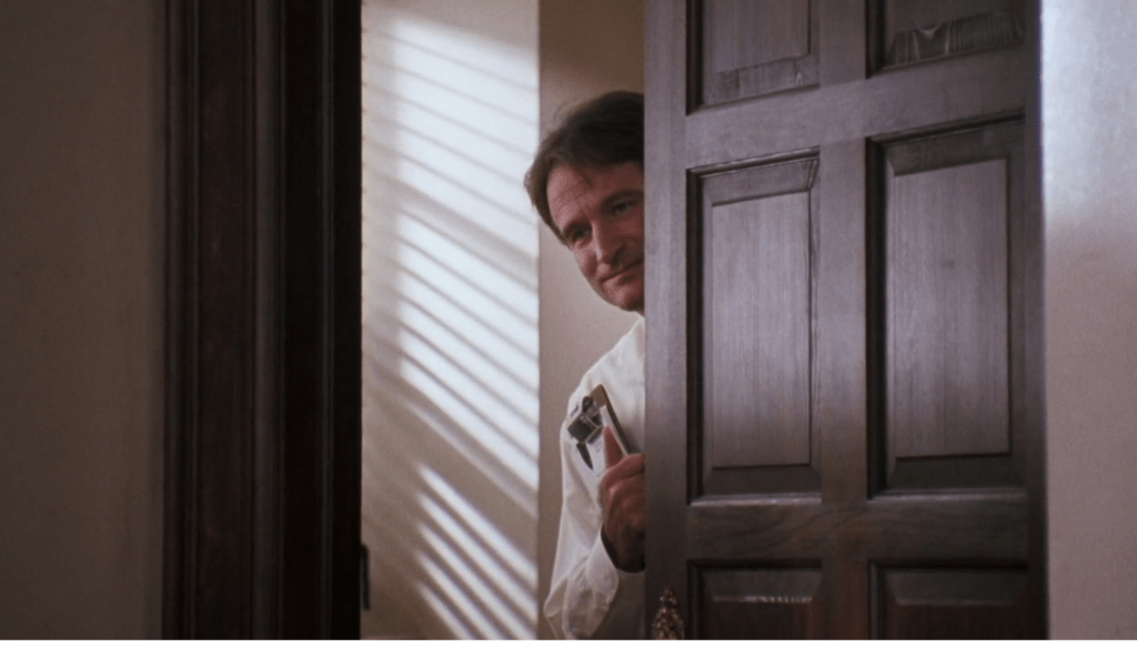 Robin Williams in una scena de L'attimo fuggente (1988) di Peter Weir
