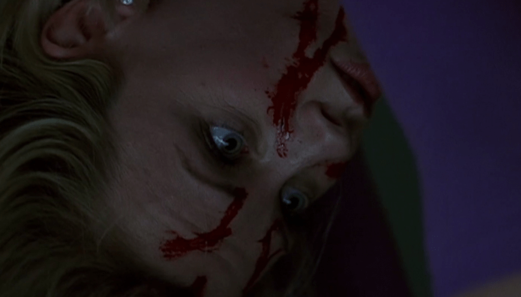 Jenny McCarthy in una scena di Scream 3 (2000) di Wes Craven