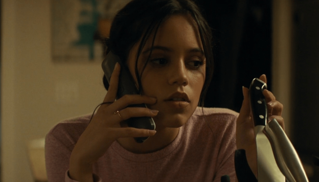 Jenna Ortega in una scena di Scream 5 (2022) di Matt Bettinelli-Olpin e Tyler Gillett 
