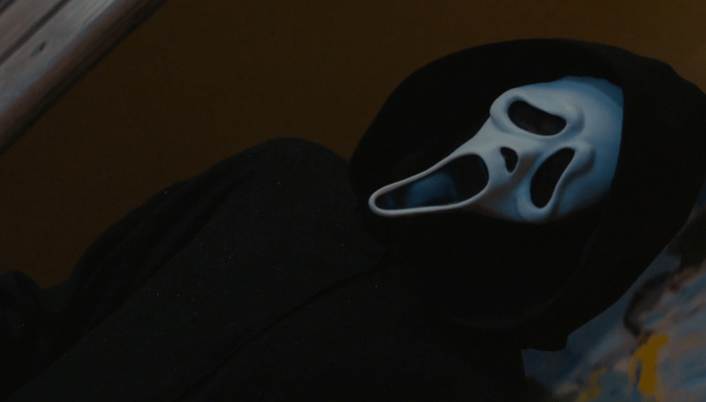 Ghostface in una scena di Scream 5 (2022) di Matt Bettinelli-Olpin e Tyler Gillett 
