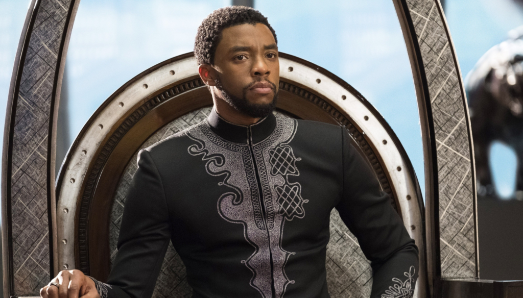 Chadwick Boseman in una scena di Black Panther (2018) di Ryan Coogler 