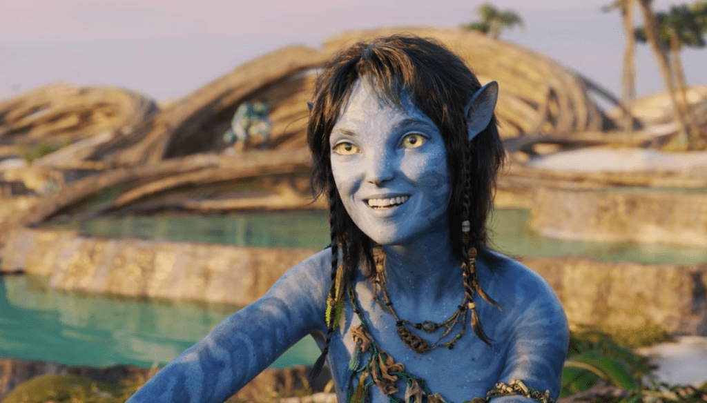 Sigourney Weaver (Kiri) in una scena di Avatar - La via dell'acqua (2022) di James Cameron