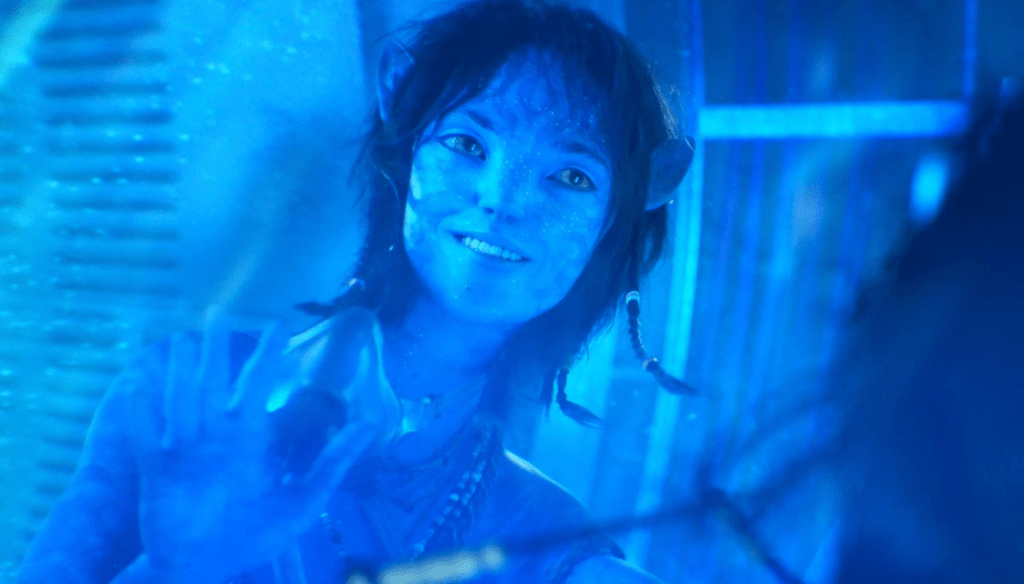 Sigourney Weaver (Kiri) in una scena di Avatar - La via dell'acqua (2022) di James Cameron