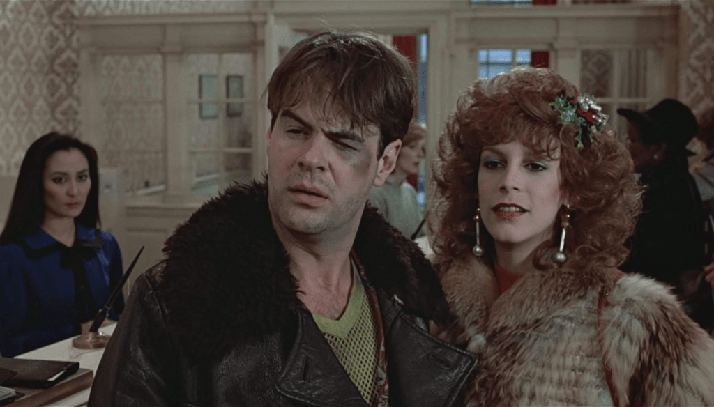 Dan Aykroyd e Jamie Lee Curtis in una scena di Una poltrona per due (1983) di John Landis