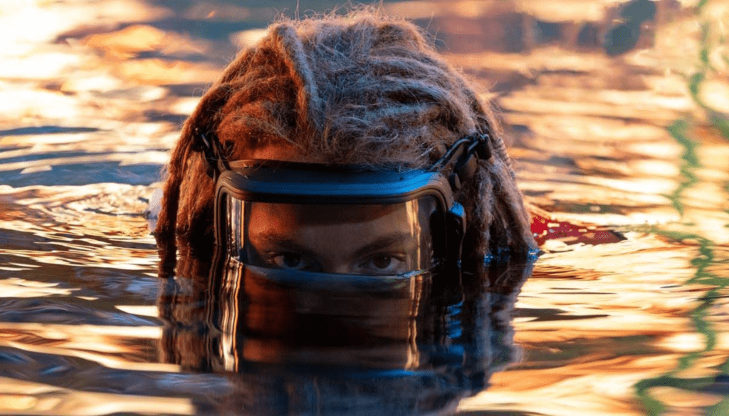 Jack Champion (Spider) in una scena di Avatar - La via dell'acqua (2022) di James Cameron