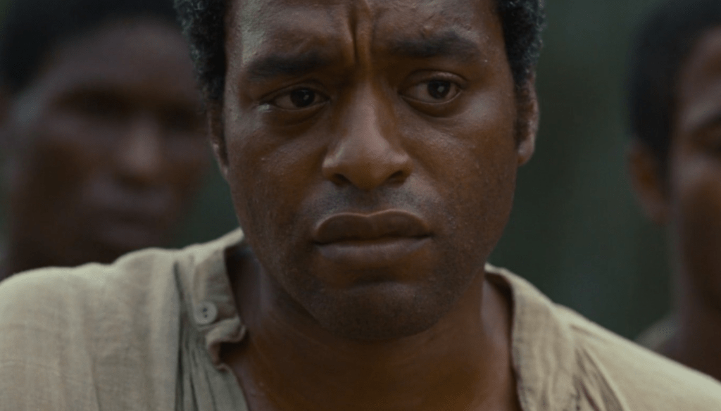 Chiwetel Ejiofor in una scena di 12 anni schiavo (2013) di Steve McQueen