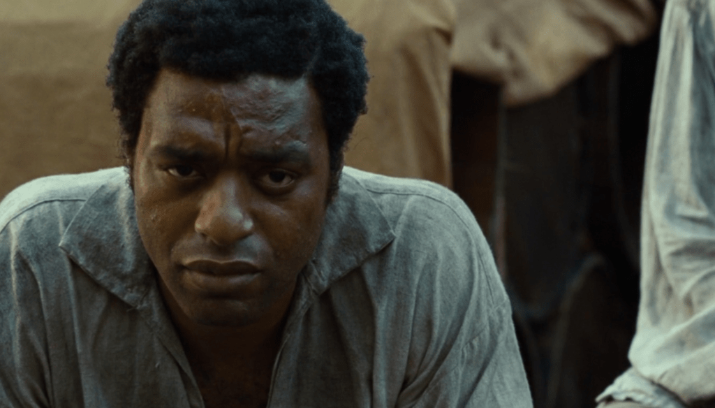 Chiwetel Ejiofor in una scena di 12 anni schiavo (2013) di Steve McQueen