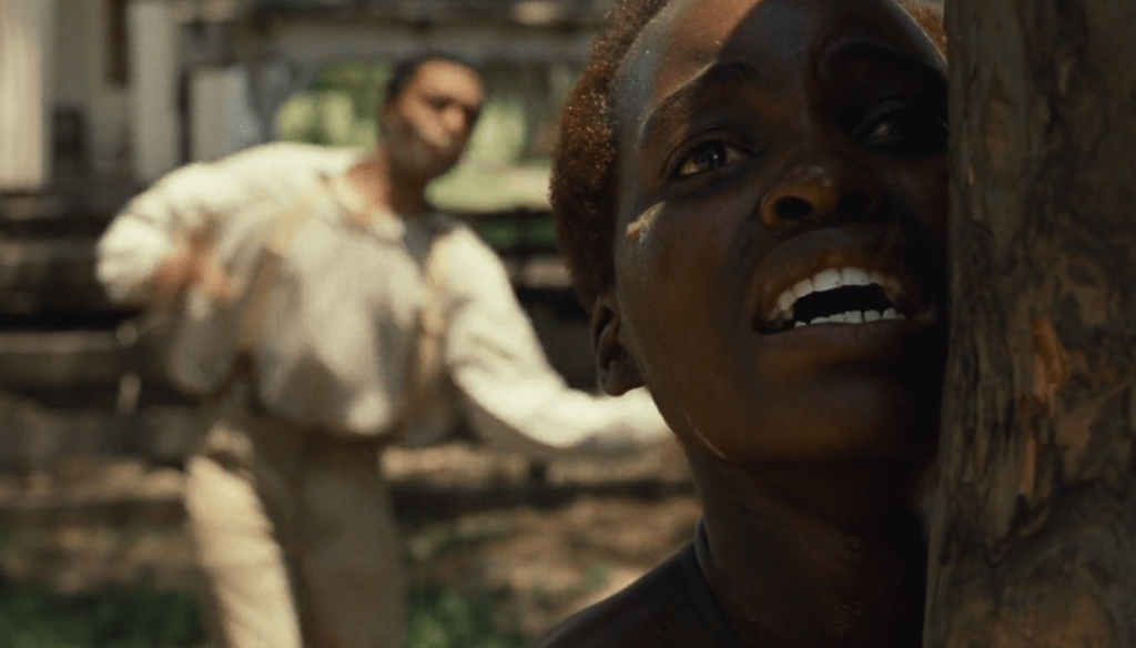 Chiwetel Ejiofor e Lupita Nyong'o in una scena di 12 anni schiavo (2013) di Steve McQueen