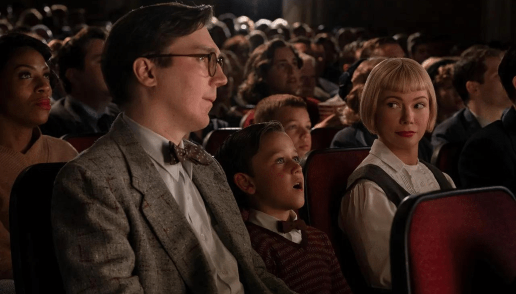 Paul Dano, Michelle Williams e Mateo Zoryon Francis-DeFord in una scena di The Fabelmans (2022) di Steven Spielberg