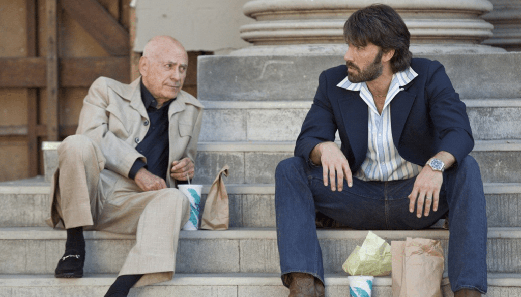 Ben Affleck e Alan Arkin in una scena di  Argo (2012) di Ben Affleck